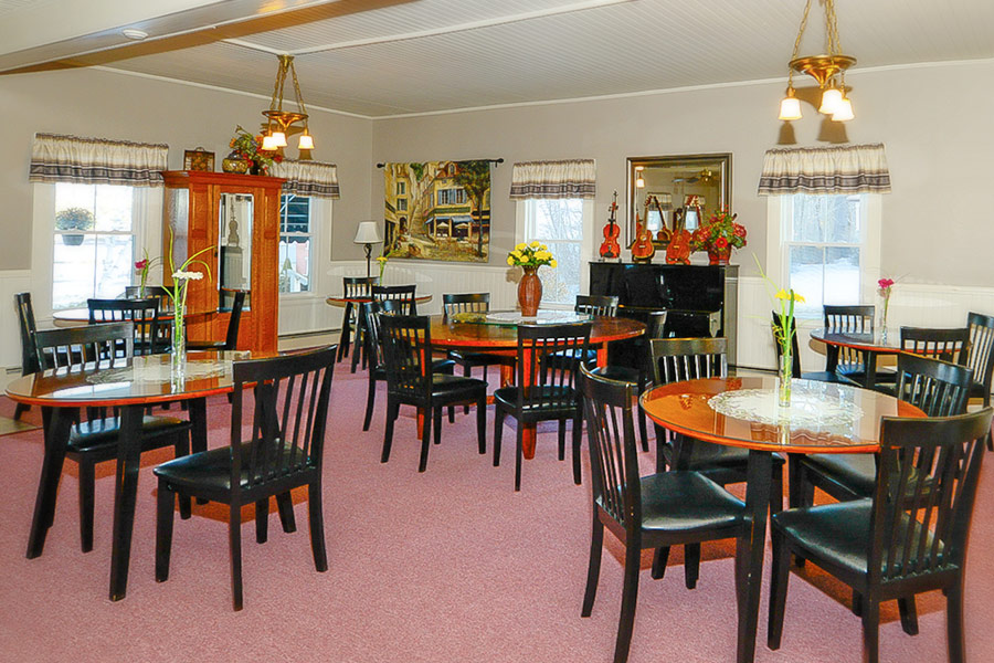 Lakeview Inn dining room